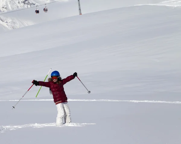 Fille heureuse sur pente hors piste après la chute de neige au jour de beau soleil — Photo