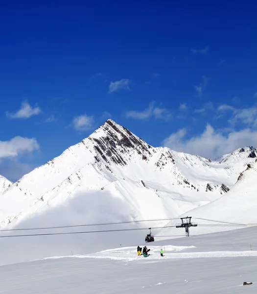 Skigebied op mooie zon dag na sneeuwval — Stockfoto