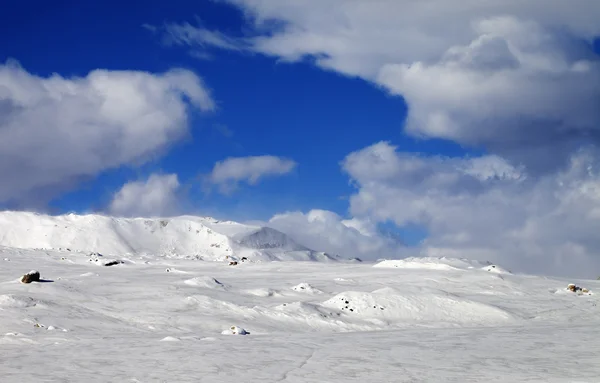 Pendiente cubierta de hielo y nevadas montañas en la niebla —  Fotos de Stock