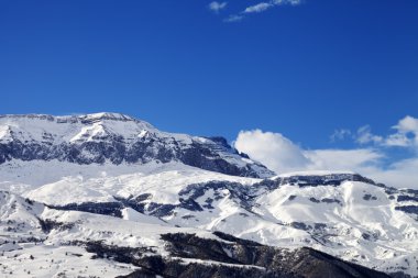 Güzel güneş günü karlı dağlar