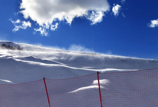 Offpist backe under en snöstorm och solljus blå himmel — Stockfoto