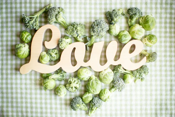 Cavolo e broccoli a forma di cuore e parola di legno "amore " — Foto Stock