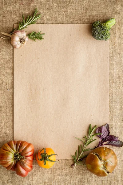 Legumes maduros e ervas com receita vazia em branco em um pano de saco — Fotografia de Stock