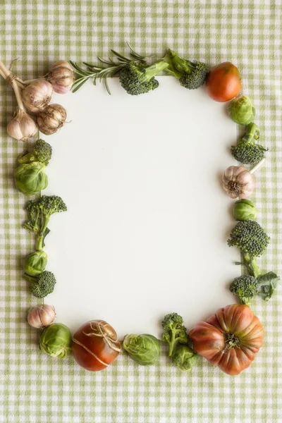 Legumes com receita vazia em branco em um fundo quadriculado — Fotografia de Stock