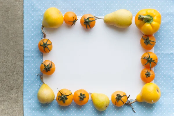 Frutas e legumes com receita vazia em branco em um fundo de bolinhas — Fotografia de Stock