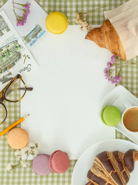 Dessert in the French style with a blank sheet of paper — Stock Photo, Image