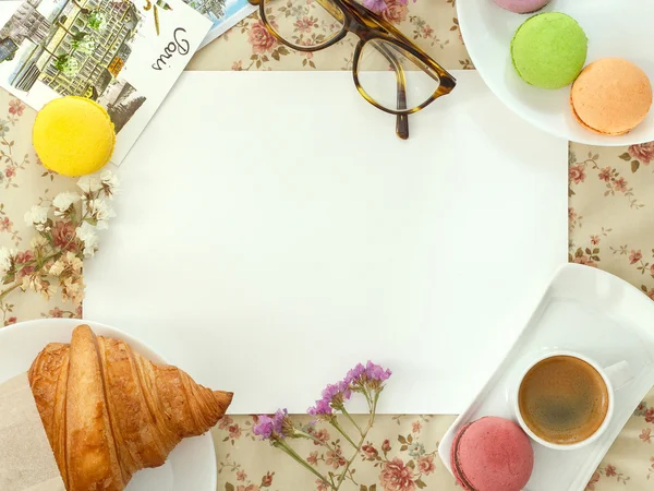 Postre al estilo francés con una hoja de papel en blanco —  Fotos de Stock