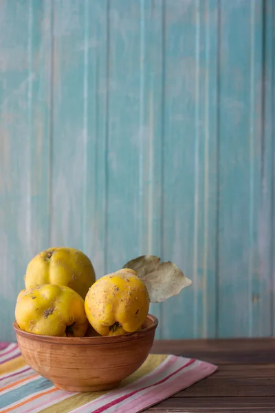 Quince in a bowl — Stock Photo, Image