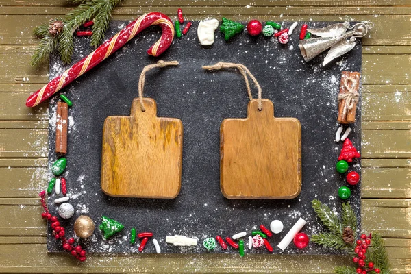 Tarjeta de felicitación navideña con dulces y juguetes de árbol —  Fotos de Stock