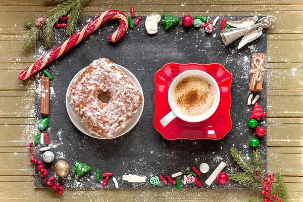 圣诞宴请: 甜甜圈和一杯咖啡 — 图库照片