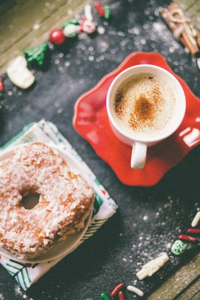 Christmas treat: donut and a cup of coffee — Stock Photo, Image