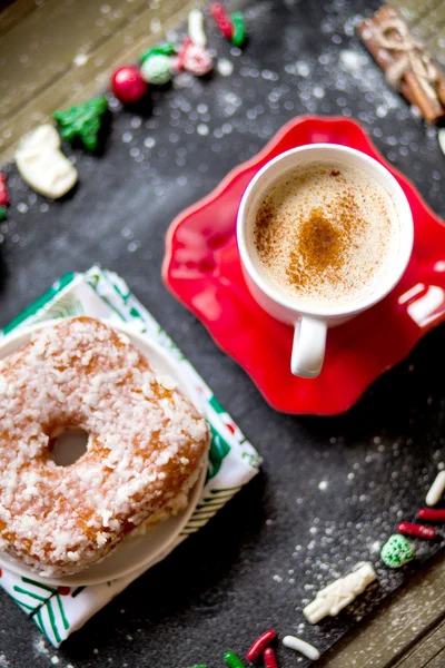 Traktują Boże Narodzenie: pączek i filiżankę kawy — Zdjęcie stockowe
