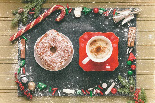 Doce de Natal: donut e uma xícara de café Imagens De Bancos De Imagens