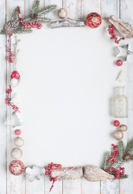 Kırmızı ve beyaz kopya alanı ile Noel tebrik kartı