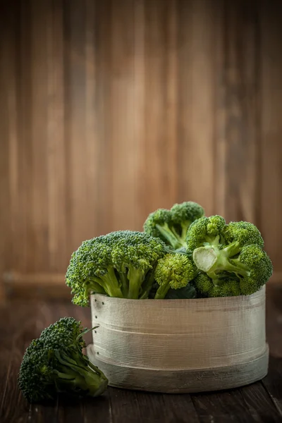 Broccoli di natura morta su uno sfondo di legno — Foto Stock