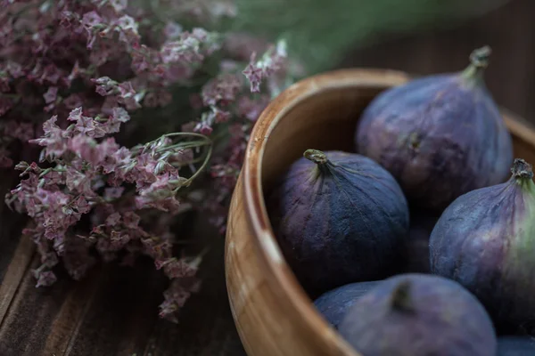 Ripe figs and flowers — Stock Photo, Image