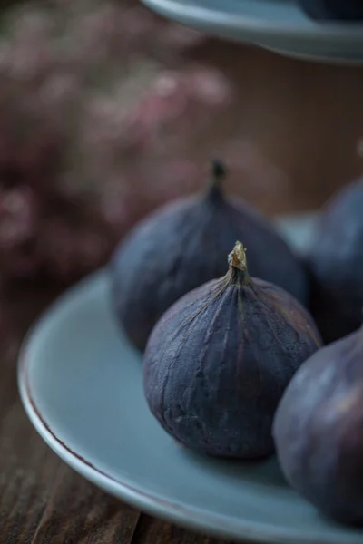 Figues sur un stand de gâteau — Photo