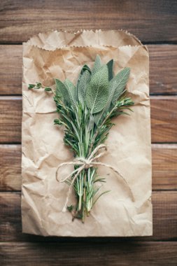 Adaçayı yaprakları ve otlar