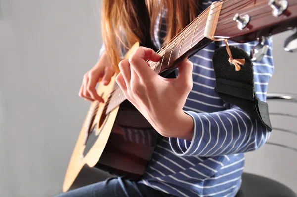 Tonåring flicka spela gitarr — Stockfoto