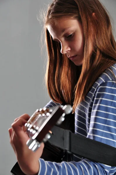 Teenager Mädchen spielt Gitarre — Stockfoto