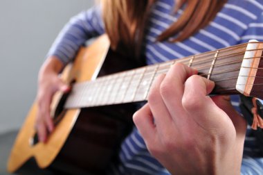genç kız gitar çalmak