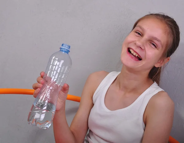 Portrait of sports teen girl with a bottle drinking water — Stock Photo, Image