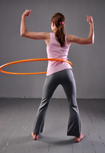 Criança brincando com hula hoop — Fotografia de Stock