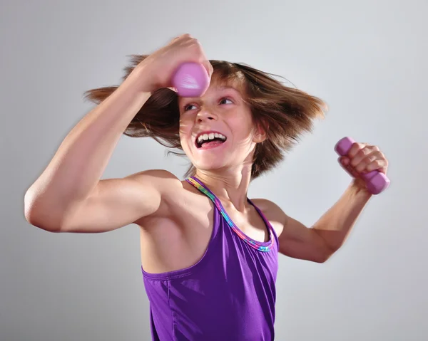 Barn tränar med hantlar — Stockfoto
