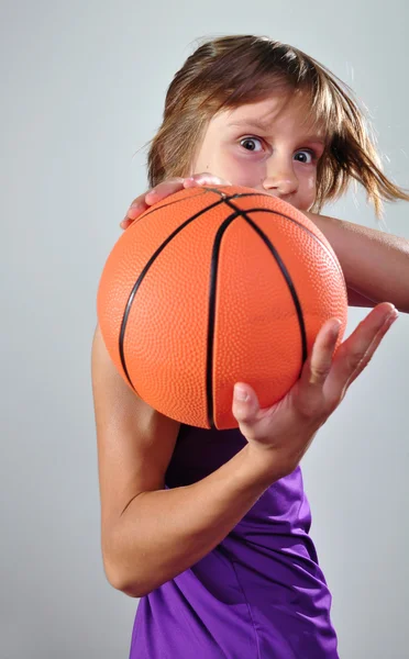 Barn tränar med boll — Stockfoto
