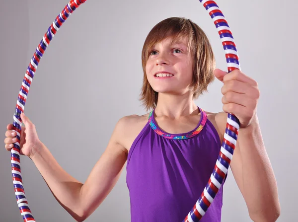 Niño haciendo ejercicio con un aro Imagen De Stock