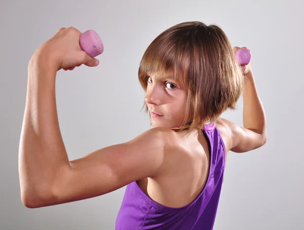 Niño haciendo ejercicio con pesas — Foto de Stock