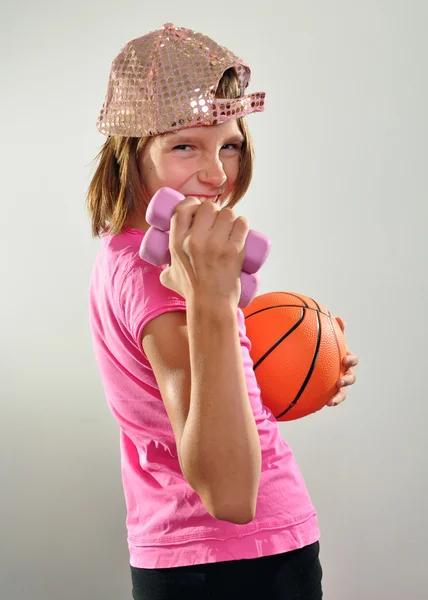 Niño haciendo ejercicio con pesas y pelota — Foto de Stock