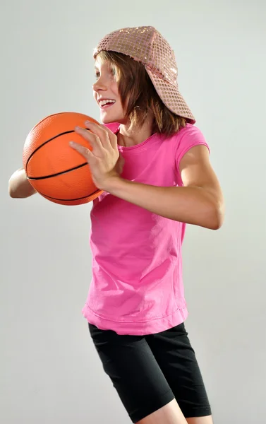 Enfant faisant de l'exercice avec une balle — Photo