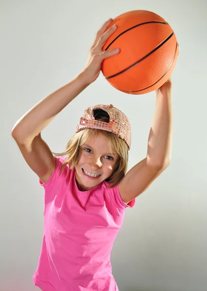 Criança exercitando com uma bola — Fotografia de Stock