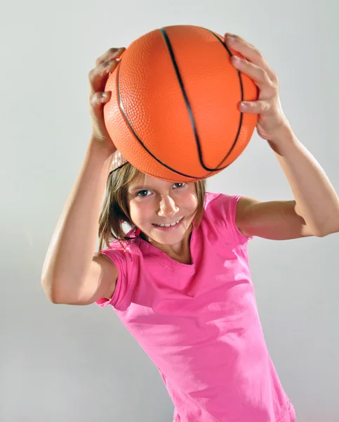 Unga basketspelare gör ett kast — Stockfoto