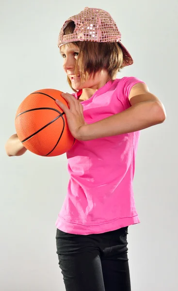 Criança exercitando com uma bola — Fotografia de Stock
