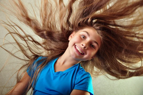 Adorable enfant aux cheveux flottants — Photo