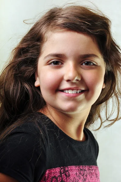 Criança adorável com cabelos longos — Fotografia de Stock