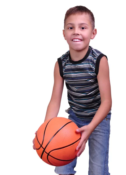 Улыбающийся мальчик, баскетболист, позирующий с мячом — стоковое фото