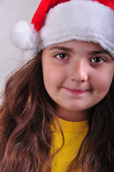 Criança com Papai Noel chapéu vermelho — Fotografia de Stock