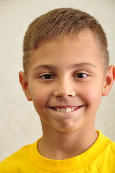 Portret radośnie uśmiechający się chłopiec — Zdjęcie stockowe
