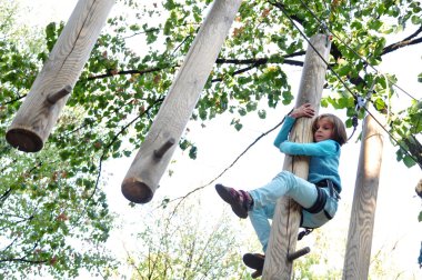 Çocuk bir tırmanma macera aktivite Park
