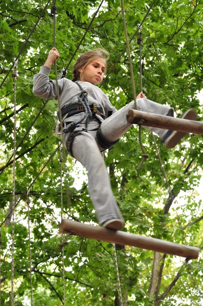 Meisje in een klimmen avonturenpark voor activiteit — Stockfoto