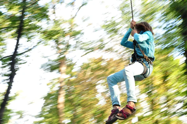 Kind in een klimmen avonturenpark voor activiteit — Stockfoto