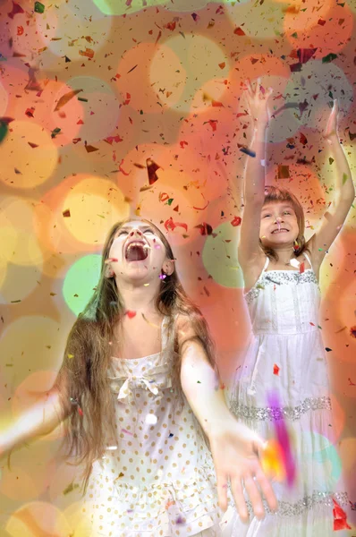 Meninas pequenas felizes têm natal — Fotografia de Stock