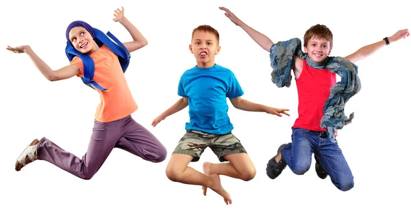 Retrato de grupo de comprimento total isolado de crianças correndo e saltando — Fotografia de Stock