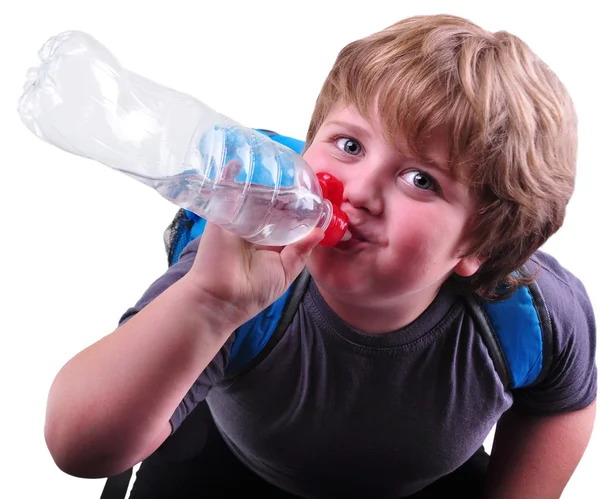 Ritratto ravvicinato del bambino che beve acqua — Foto Stock