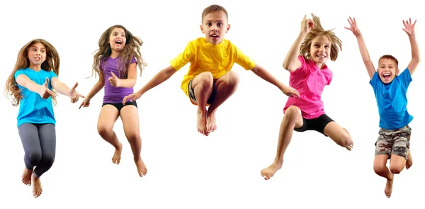 De gelukkige kinderen uit te oefenen en springen — Stockfoto