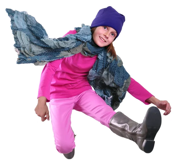 Retrato isolado outono de criança com chapéu, cachecol e botas saltando — Fotografia de Stock