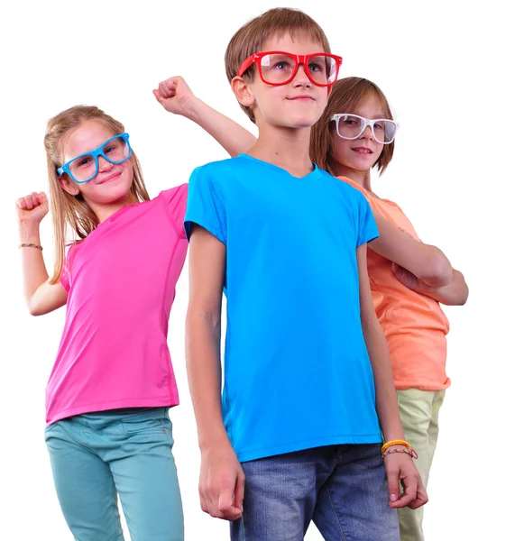 Gruppo di amici felici che indossano occhiali isolati su bianco — Foto Stock
